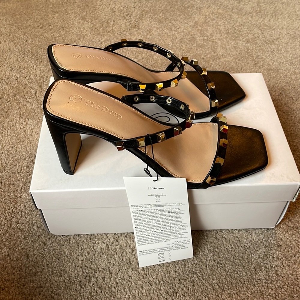 Black dress shoes